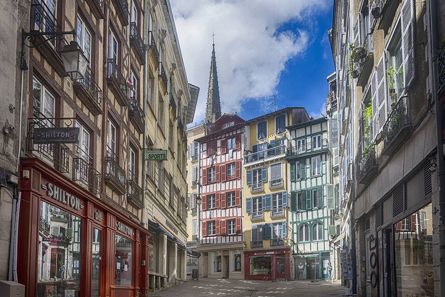 El carrer Argenterie, en el centre històric de la ciutat de Baiona