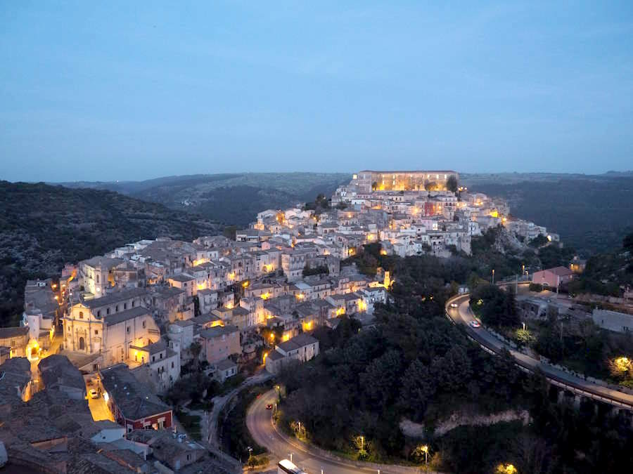 Vista nocturna de Ragusa Ibla (Ragusa, isla de Sicília)