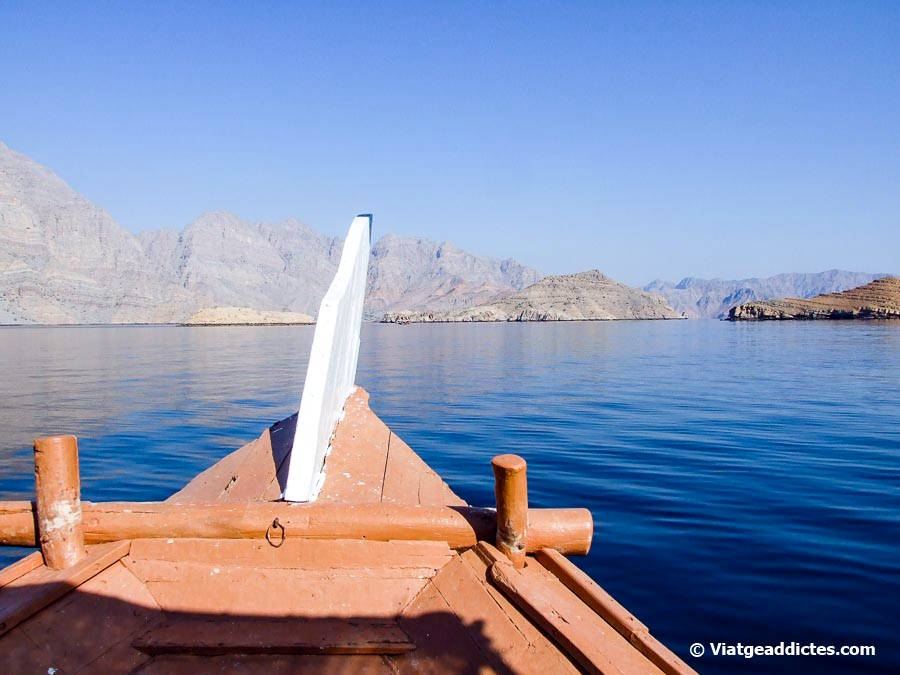 Navegant pels fiords de Musandam en un dau (península de Musandam, Oman)