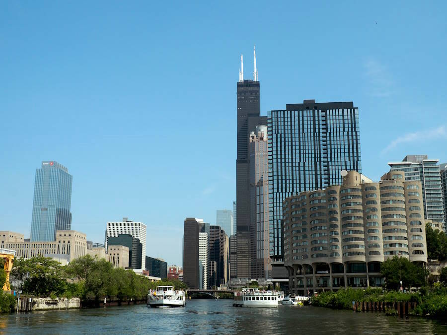 La Torre Willis vista desde el río Chicago (Chicago, Illinois)