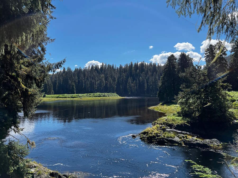 Vista del estuario de Anan (Wrangell, Alaska, EUA)